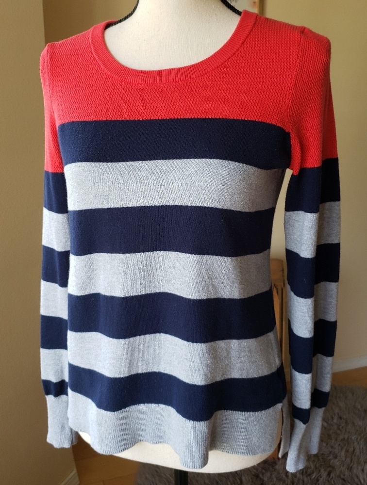 Super cute striped sweater 💙❤